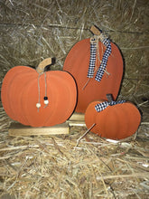 Cargar imagen en el visor de la galería, Calabazas madera de Halloween.
