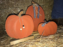 Cargar imagen en el visor de la galería, Calabazas madera de Halloween.
